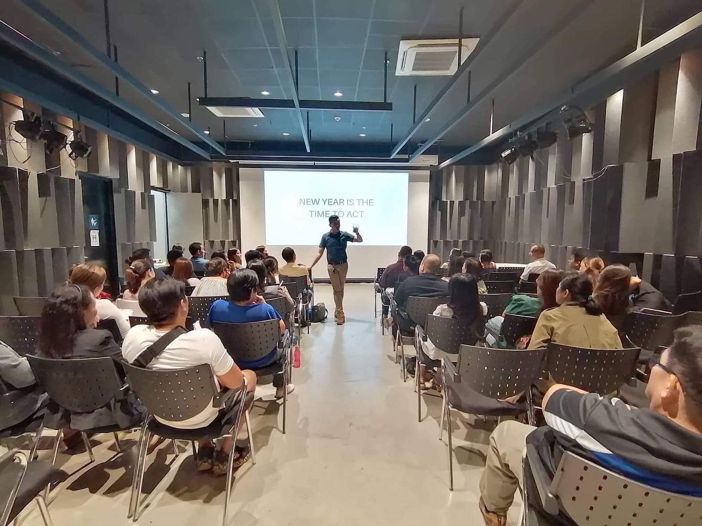 Gerard Claudio training a room